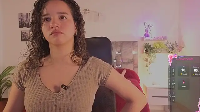 Snapshot of emilyrouxe chatting on 06-15-26, 02:28 emilyrouxe online show from 06-15-26, 02:28