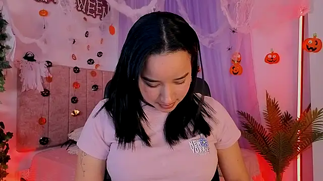 Snapshot of emilyrouxe chatting on 10-24-25, 01:32 emilyrouxe online show from 10-24-25, 01:32