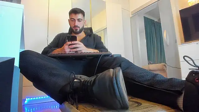 Snapshot of welcometo_hell chatting on 10-18-25, 01:46 welcometo hell online show from 10-18-25, 01:46