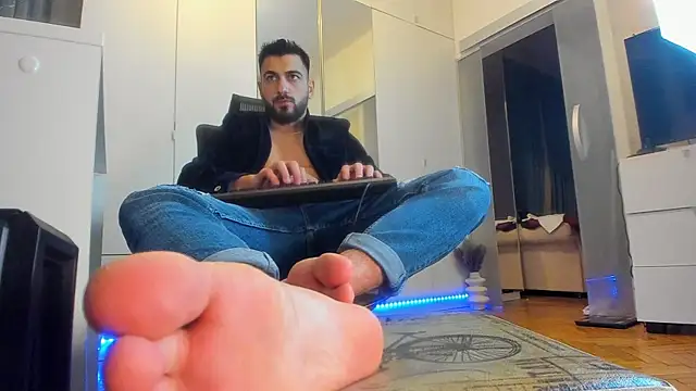 Snapshot of welcometo_hell chatting on 10-28-25, 10:09 welcometo hell online show from 10-28-25, 10:09