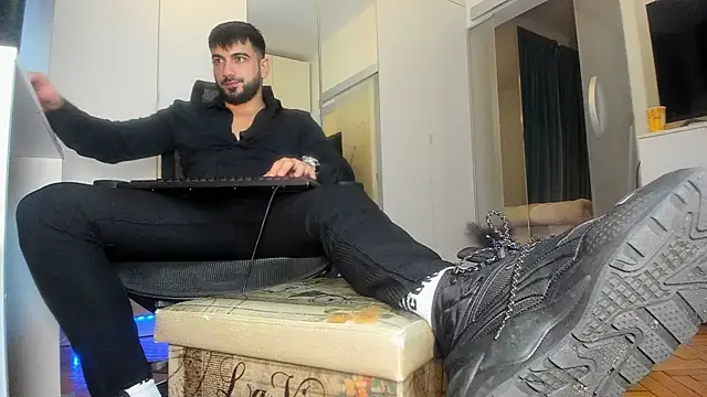 Snapshot of welcometo_hell chatting on 10-05-25, 11:01 welcometo hell online show from 10-05-25, 11:01