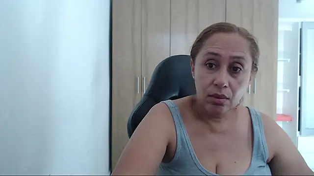 RoxanaLove9 online show from 03-07-26, 07:41