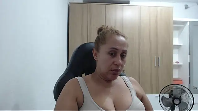 RoxanaLove9 online show from 05-10-26, 01:09