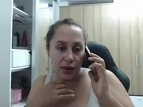 Snapshot of RoxanaLove9 chatting on 02-14-25, 03:43 RoxanaLove9 online show from 02-14-25, 03:43