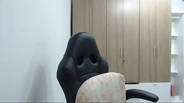 RoxanaLove9 online show from 11-18-25, 09:18