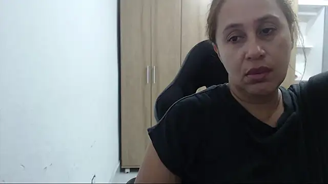 RoxanaLove9 online show from 06-19-26, 02:17