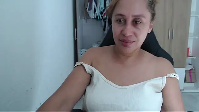 Snapshot of RoxanaLove9 chatting on 10-19-25, 06:21 RoxanaLove9 online show from 10-19-25, 06:21