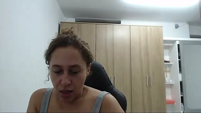 RoxanaLove9 online show from 01-12-26, 12:39