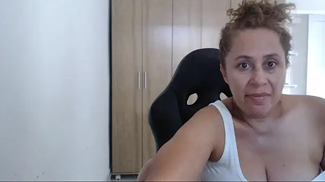 RoxanaLove9 online show from 05-03-26, 08:23