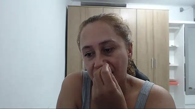 RoxanaLove9 online show from 06-07-26, 10:48