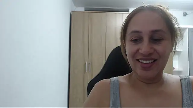 RoxanaLove9 online show from 06-17-26, 11:03