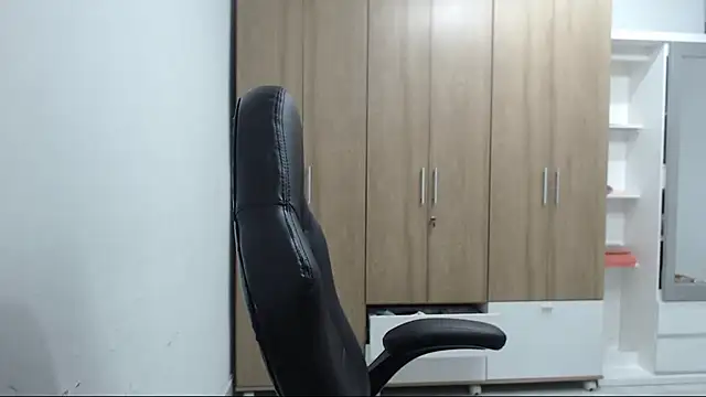 RoxanaLove9 online show from 06-15-26, 10:09