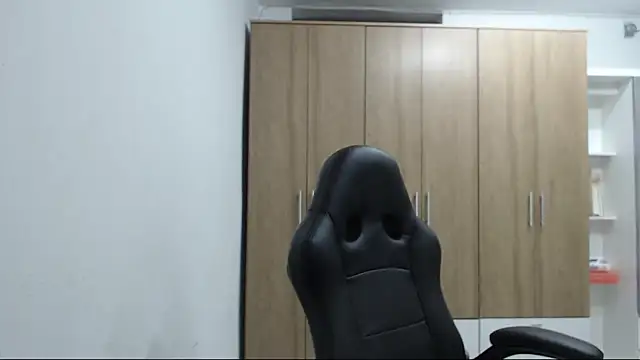 RoxanaLove9 online show from 04-24-26, 11:07