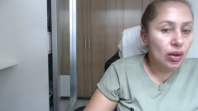 Snapshot of RoxanaLove9 chatting on 03-18-25, 05:33 RoxanaLove9 online show from 03-18-25, 05:33