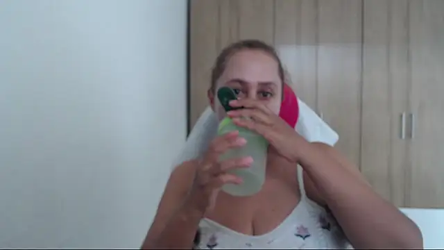 Snapshot of RoxanaLove9 chatting on 09-23-25, 08:16 RoxanaLove9 online show from 09-23-25, 08:16