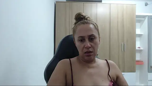 RoxanaLove9 online show from 05-12-26, 01:35