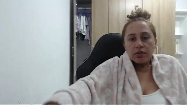 RoxanaLove9 online show from 04-19-26, 02:23