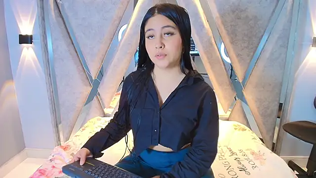 Annie9  online show from 10-25-25, 03:38