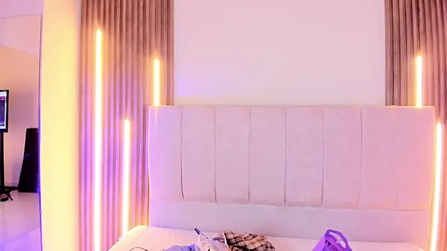 Annie9  online show from 04-17-26, 03:31