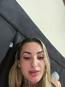 Snapshot of hotskinny1 chatting on 03-21-25, 03:22 hotskinny1 online show from 03-21-25, 03:22