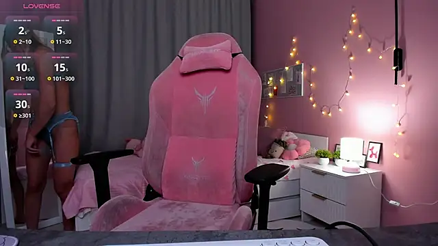 Snapshot of Fay_Dunaway chatting on 11-29-25, 02:06 Fay Dunaway online show from 11-29-25, 02:06