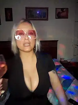 Snapshot of DesireSatler chatting on 10-19-25, 03:42 DesireSatler online show from 10-19-25, 03:42