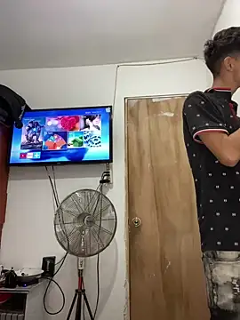 Snapshot of LatinBoysxxx chatting on 01-21-25, 06:23 LatinBoysxxx online show from 01-21-25, 06:23