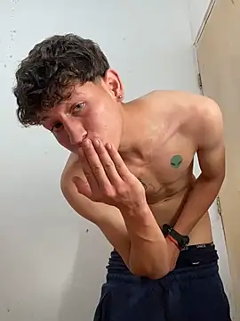 Snapshot of LatinBoysxxx chatting on 03-19-26, 07:47 LatinBoysxxx online show from 03-19-26, 07:47