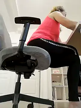 Snapshot of uber_babe chatting on 02-04-25, 07:00 uber babe online show from 02-04-25, 07:00