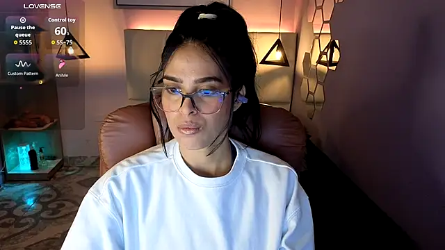 Snapshot of AlessiaVal_ chatting on 10-02-25, 02:09 AlessiaVal online show from 10-02-25, 02:09