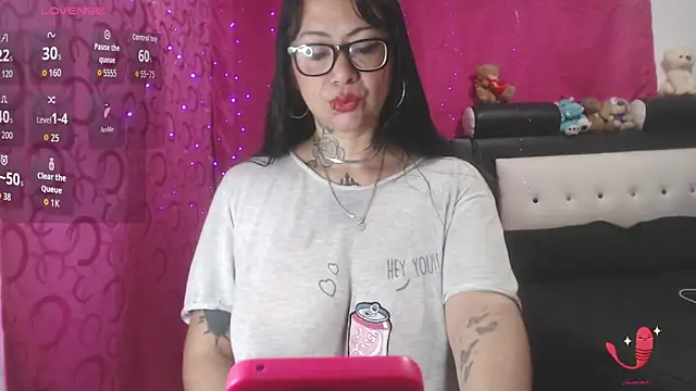 Snapshot of Saloome- chatting on 10-24-25, 11:04 Saloome- online show from 10-24-25, 11:04