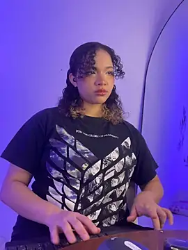 MadelineBenet online show from 11-18-25, 03:21