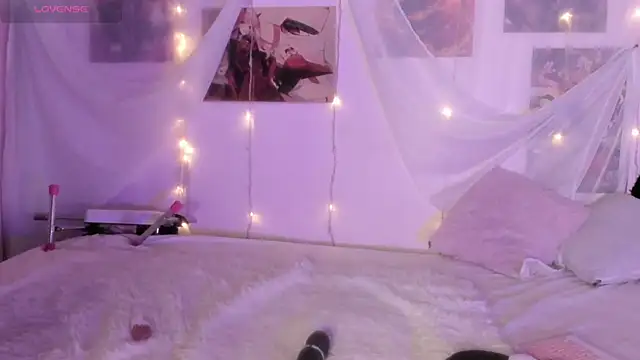 Luna-Chann online show from 12-18-25, 09:18