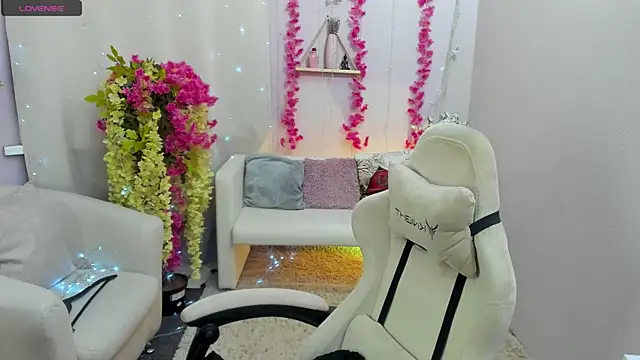 Snapshot of DreamyLuna chatting on 09-27-25, 08:04 DreamyLuna online show from 09-27-25, 08:04