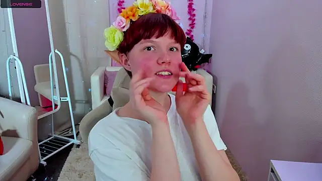 Snapshot of DreamyLuna chatting on 10-16-25, 08:28 DreamyLuna online show from 10-16-25, 08:28