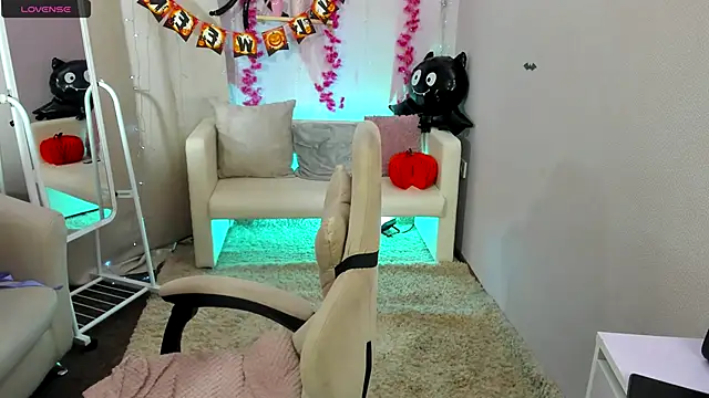 Snapshot of DreamyLuna chatting on 10-18-25, 08:33 DreamyLuna online show from 10-18-25, 08:33