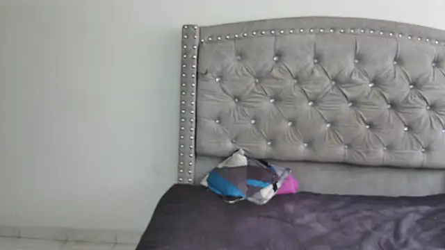 Nesuko kamado  online show from 10-18-25, 04:42