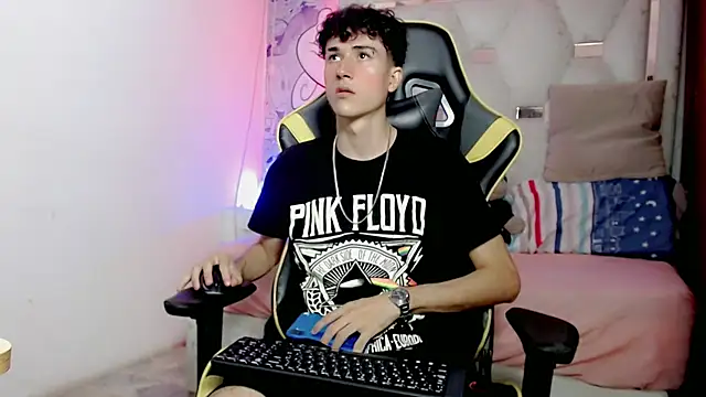 johnny cagee online show from 12-19-25, 04:49