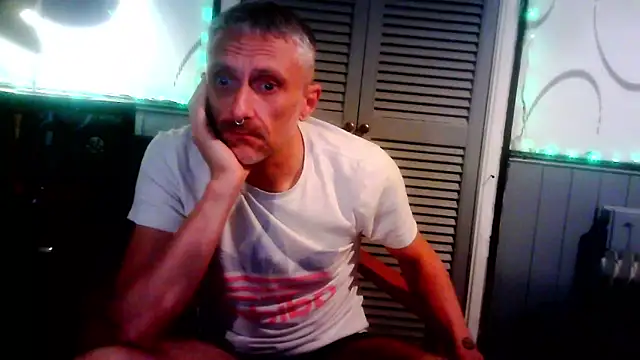 Snapshot of unclestefansdick chatting on 09-19-25, 02:15 unclestefansdick online show from 09-19-25, 02:15