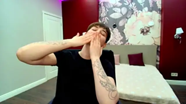 EmiliaYours online show from 04-19-26, 01:34