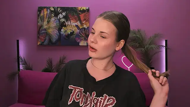 Snapshot of holy_kitty chatting on 10-17-25, 06:17 holy kitty online show from 10-17-25, 06:17