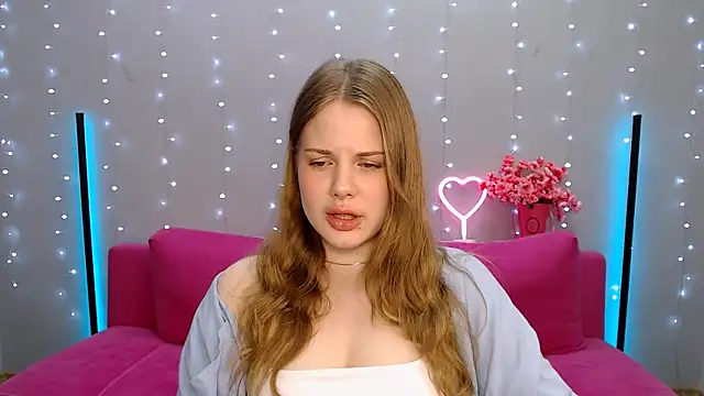 Snapshot of holy_kitty chatting on 02-26-25, 09:33 holy kitty online show from 02-26-25, 09:33