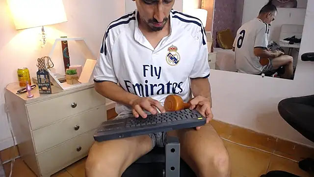 Sr Magnus  online show from 10-15-25, 06:05