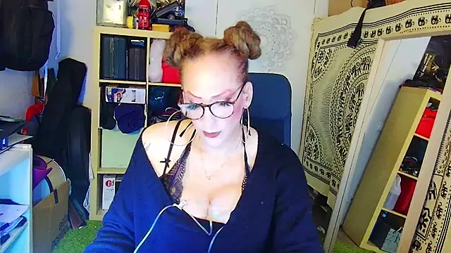 Snapshot of MaxiEmily chatting on 02-10-25, 12:41 MaxiEmily online show from 02-10-25, 12:41