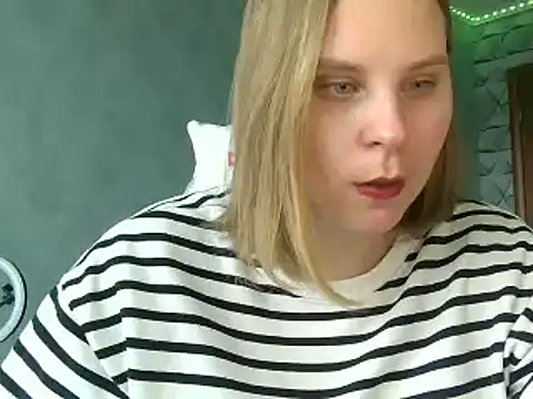 Snapshot of Thalia__Star chatting on 02-19-25, 10:56 Thalia Star online show from 02-19-25, 10:56