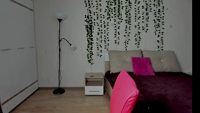 Snapshot of Miss_Elsa_ chatting on 10-13-25, 01:12 Miss Elsa online show from 10-13-25, 01:12