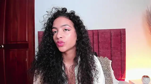 Snapshot of AntonellaHall_ chatting on 09-17-25, 12:18 AntonellaHall online show from 09-17-25, 12:18