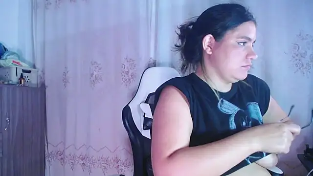 Snapshot of gigiqueen_18 chatting on 03-20-25, 04:07 gigiqueen 18 online show from 03-20-25, 04:07