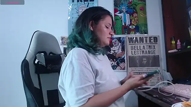 Snapshot of gigiqueen_18 chatting on 04-06-26, 01:12 gigiqueen 18 online show from 04-06-26, 01:12