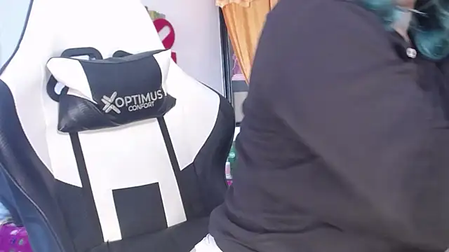 Snapshot of gigiqueen_18 chatting on 10-15-25, 02:58 gigiqueen 18 online show from 10-15-25, 02:58